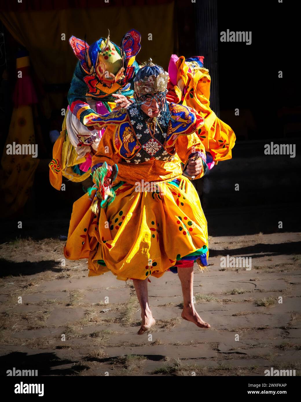 I ballerini vanno in volo al festival del tempio Jambey Lhakhang a Jakar, Bhutan. Foto Stock