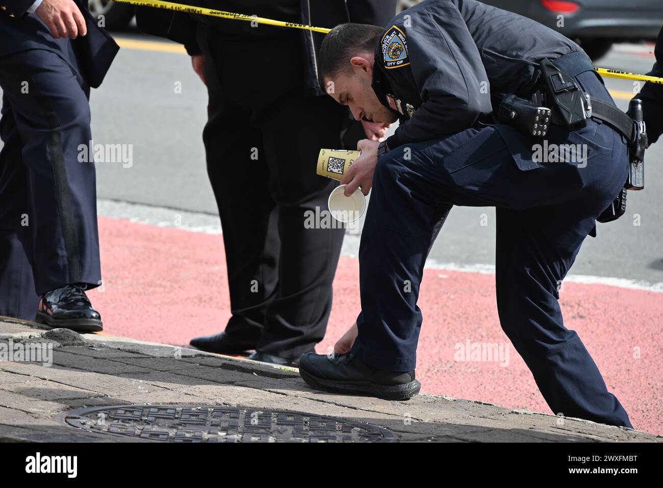 L'agente di polizia trova delle casse sulla scena del crimine. Un bambino di due anni sparato in pieno giorno nel Bronx. Alle 13:44 circa di sabato pomeriggio, la polizia ha risposto a Fordham Road e Grand Concourse nel Bronx, New York. La polizia ha trovato un bambino di due anni che soffre di una ferita da arma da fuoco, EMS ha trasportato il bambino all'ospedale dove è elencato in condizioni stabili. La polizia ha trovato numerosi involucri nella zona e sta attivamente cercando un sospetto, anche se nessuno è in custodia in questo momento. (Foto di Kyle Mazza/SOPA Images/Sipa USA) Foto Stock