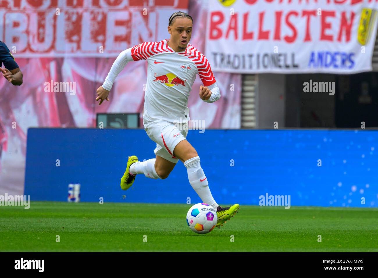 Lipsia, Germania. 30 marzo 2024. Xavi Simons (RasenBallsport Leipzig, #20), in sprint, run, RB Leipzig vs Mainz 05, 1a Bundesliga, calcio, DFB, Bundesliga, stagione 2023/2024, red bull arena di lipsia, 30.03. 2024, credito: HMB Media/Uwe Koch/Alamy Live News , Foto Stock