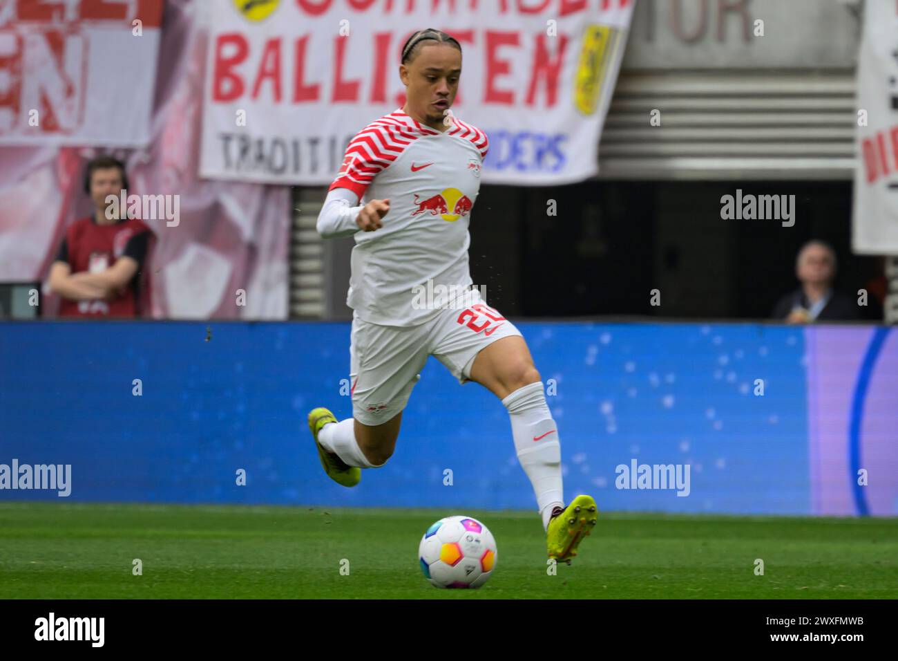 Lipsia, Germania. 30 marzo 2024. Xavi Simons (RasenBallsport Leipzig, #20), in sprint, run, RB Leipzig vs Mainz 05, 1a Bundesliga, calcio, DFB, Bundesliga, stagione 2023/2024, red bull arena di lipsia, 30.03. 2024, credito: HMB Media/Uwe Koch/Alamy Live News , Foto Stock