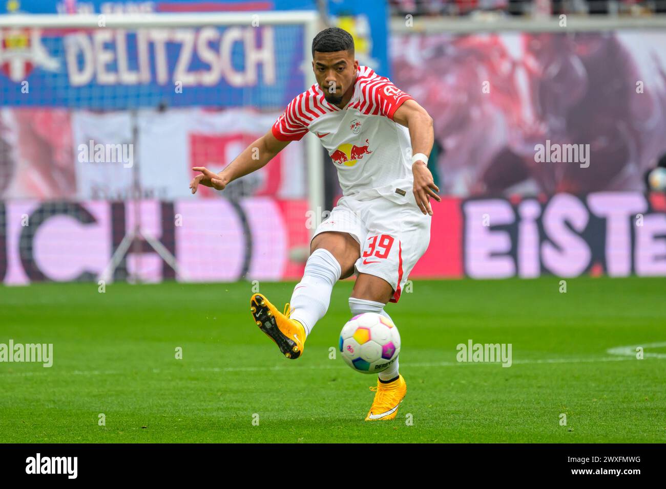 Lipsia, Germania. 30 marzo 2024. Benjamin Henrichs (RasenBallsport Leipzig, #39), gioca la palla, RB Leipzig vs Mainz 05, 1a Bundesliga, calcio, DFB, Bundesliga, stagione 2023/2024, red bull arena di lipsia, 30.03. 2024, credito: HMB Media/Uwe Koch/Alamy Live News , Foto Stock