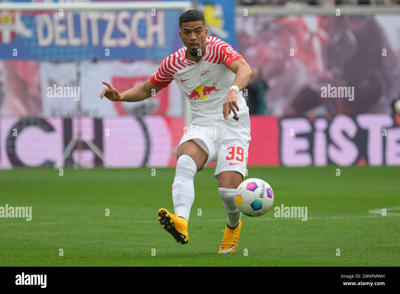 Lipsia, Germania. 30 marzo 2024. Benjamin Henrichs (RasenBallsport Leipzig, #39), gioca la palla, RB Leipzig vs Mainz 05, 1a Bundesliga, calcio, DFB, Bundesliga, stagione 2023/2024, red bull arena di lipsia, 30.03. 2024, credito: HMB Media/Uwe Koch/Alamy Live News , Foto Stock