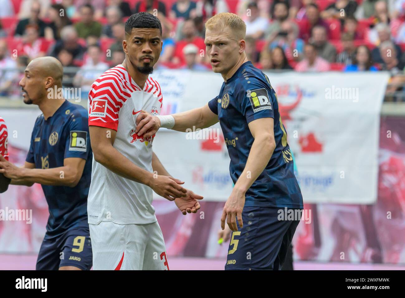 Lipsia, Germania. 30 marzo 2024. f.l. Benjamin Henrichs (RasenBallsport Leipzig, #39), Andreas Hanche-Olsen (1. FSV Mainz 05 #25), azione, duelli, lotta per la palla, RB Leipzig vs Mainz 05, 1st Bundesliga, Soccer, DFB, Bundesliga, stagione 2023/2024, red bull arena di lipsia, 30.03. 2024, credito: HMB Media/Uwe Koch/Alamy Live News , Foto Stock