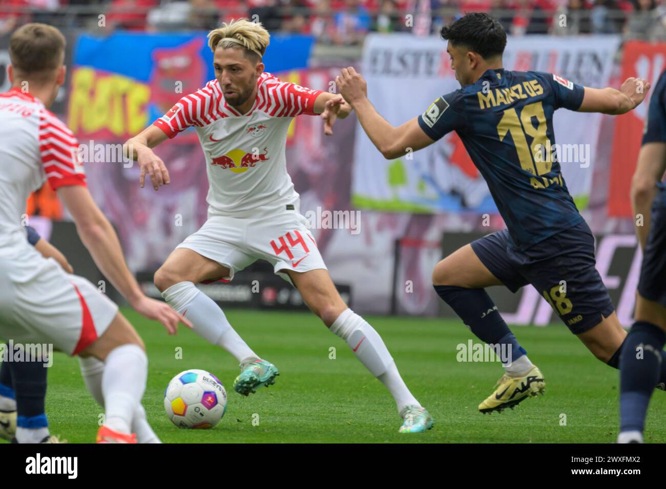 Lipsia, Germania. 30 marzo 2024. f.l. Kevin Kampl (RasenBallsport Leipzig, #44), Nadiem Amiri (1. FSV Mainz 05 #18), azione, duelli, lotta per la palla, RB Leipzig vs Mainz 05, 1st Bundesliga, calcio, DFB, Bundesliga, stagione 2023/2024, red bull arena di lipsia, 30.03. 2024, credito: HMB Media/Uwe Koch/Alamy Live News , Foto Stock