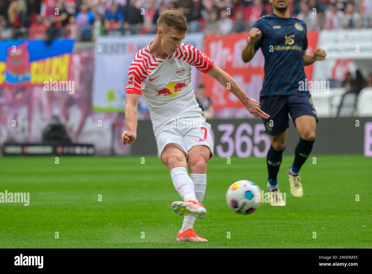 Lipsia, Germania. 30 marzo 2024. Dani Olmo (RasenBallsport Leipzig, #07), gioca la palla, RB Leipzig vs Mainz 05, 1a Bundesliga, calcio, DFB, Bundesliga, stagione 2023/2024, red bull arena di lipsia, 30.03. 2024, credito: HMB Media/Uwe Koch/Alamy Live News , Foto Stock