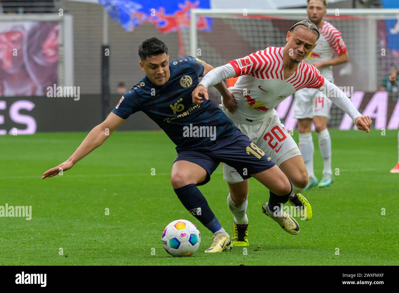 Lipsia, Germania. 30 marzo 2024. f.l. Leonardo Barreiro (1. FSV Mainz 05 #08), Xavi Simons (RasenBallsport Leipzig, #20), azione, duelli, lotta per la palla, RB Leipzig vs Mainz 05, 1st Bundesliga, calcio, DFB, Bundesliga, stagione 2023/2024, red bull arena di lipsia, 30.03. 2024, credito: HMB Media/Uwe Koch/Alamy Live News , Foto Stock