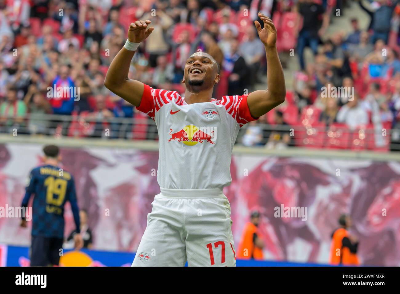 Lipsia, Germania. 30 marzo 2024. Lois Openda (RasenBallsport Leipzig, #17), brindisi, gioia, RB Leipzig vs Mainz 05, 1st Bundesliga, calcio, DFB, Bundesliga, stagione 2023/2024, red bull arena di lipsia, 30.03. 2024, credito: HMB Media/Uwe Koch/Alamy Live News , Foto Stock