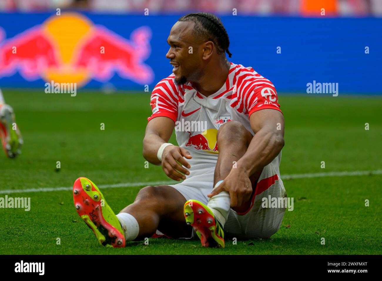 Lipsia, Germania. 30 marzo 2024. Lois Openda (RasenBallsport Leipzig, #17), brindisi, gioia, RB Leipzig vs Mainz 05, 1st Bundesliga, calcio, DFB, Bundesliga, stagione 2023/2024, red bull arena di lipsia, 30.03. 2024, credito: HMB Media/Uwe Koch/Alamy Live News , Foto Stock