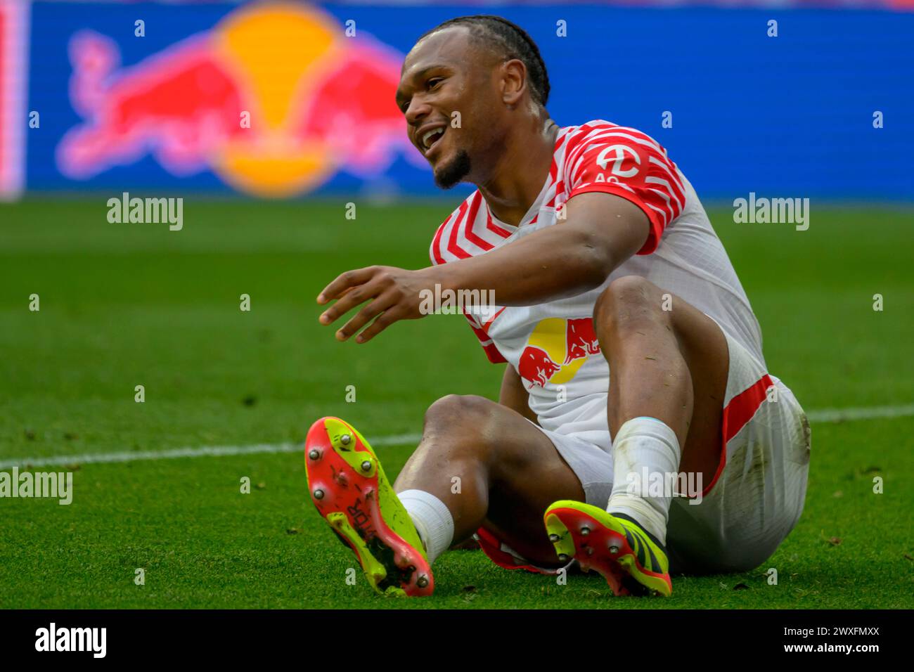Lipsia, Germania. 30 marzo 2024. Lois Openda (RasenBallsport Leipzig, #17), brindisi, gioia, RB Leipzig vs Mainz 05, 1st Bundesliga, calcio, DFB, Bundesliga, stagione 2023/2024, red bull arena di lipsia, 30.03. 2024, credito: HMB Media/Uwe Koch/Alamy Live News , Foto Stock