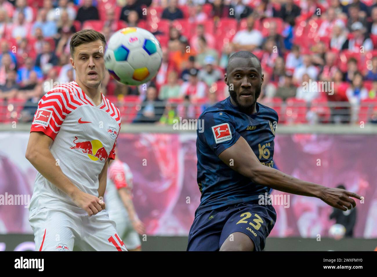 Lipsia, Germania. 30 marzo 2024. f.l. v.l. Christoph Baumgartner (RasenBallsport Leipzig, #14), Josuha Guilavogui (1. FSV Mainz 05 #23), azione, duelli, lotta per la palla, RB Leipzig vs Mainz 05, 1st Bundesliga, Soccer, DFB, Bundesliga, stagione 2023/2024, red bull arena di lipsia, 30.03. 2024, credito: HMB Media/Uwe Koch/Alamy Live News , Foto Stock