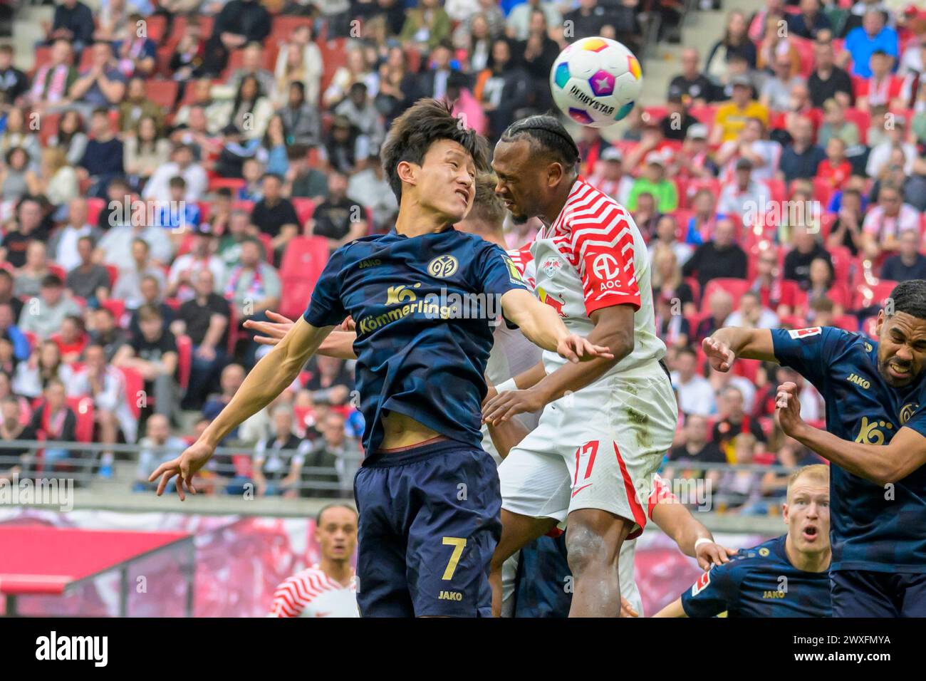 Lipsia, Germania. 30 marzo 2024. f.l. Jae-sung Lee (1. FSV Mainz 05 #07), Lois Openda (RasenBallsport Leipzig, #17), azione, duelli, lotta per la palla, RB Leipzig vs Mainz 05, 1st Bundesliga, calcio, DFB, Bundesliga, stagione 2023/2024, red bull arena di lipsia, 30.03. 2024, credito: HMB Media/Uwe Koch/Alamy Live News , Foto Stock