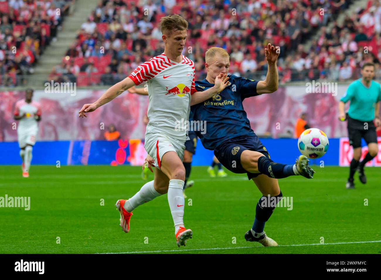 Lipsia, Germania. 30 marzo 2024. f.l. Dani Olmo (RasenBallsport Leipzig, #07), Andreas Hanche-Olsen (1. FSV Mainz 05 #25), azione, duelli, lotta per la palla, RB Leipzig vs Mainz 05, 1st Bundesliga, calcio, DFB, Bundesliga, stagione 2023/2024, red bull arena di lipsia, 30.03. 2024, credito: HMB Media/Uwe Koch/Alamy Live News , Foto Stock