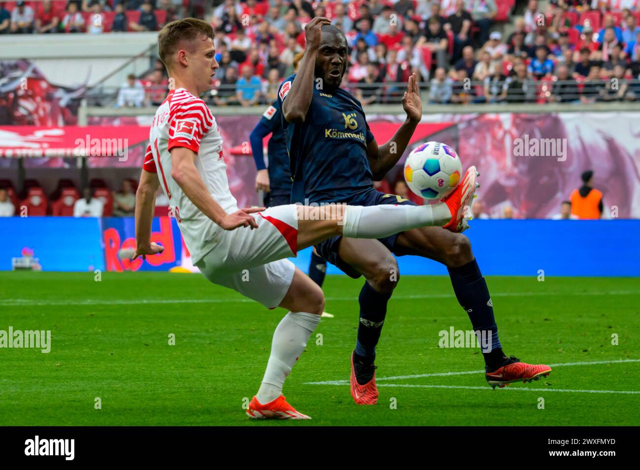 Lipsia, Germania. 30 marzo 2024. f.l. Dani Olmo (RasenBallsport Leipzig, #07), Josuha Guilavogui (1. FSV Mainz 05 #23), azione, duelli, lotta per la palla, RB Leipzig vs Mainz 05, 1st Bundesliga, calcio, DFB, Bundesliga, stagione 2023/2024, red bull arena di lipsia, 30.03. 2024, credito: HMB Media/Uwe Koch/Alamy Live News , Foto Stock