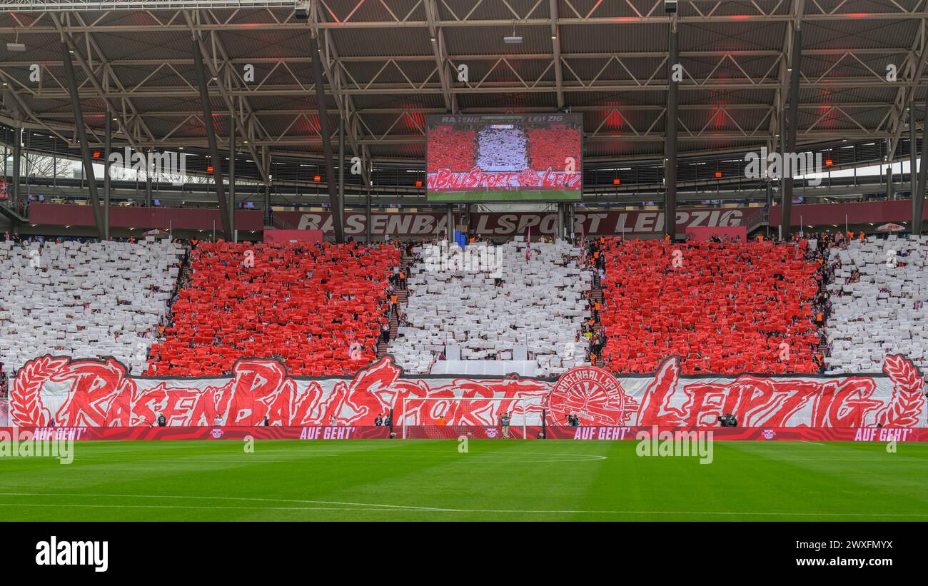 Lipsia, Germania. 30 marzo 2024. Lo stadio, la curva dei tifosi con una coreografia prima della partita in rosso/bianco, Rasen Ball Sport Leipzig, RB Leipzig vs Mainz 05, 1a Bundesliga, calcio, DFB, Bundesliga, stagione 2023/2024, red bull arena di lipsia, 30.03. 2024, credito: HMB Media/Uwe Koch/Alamy Live News , Foto Stock