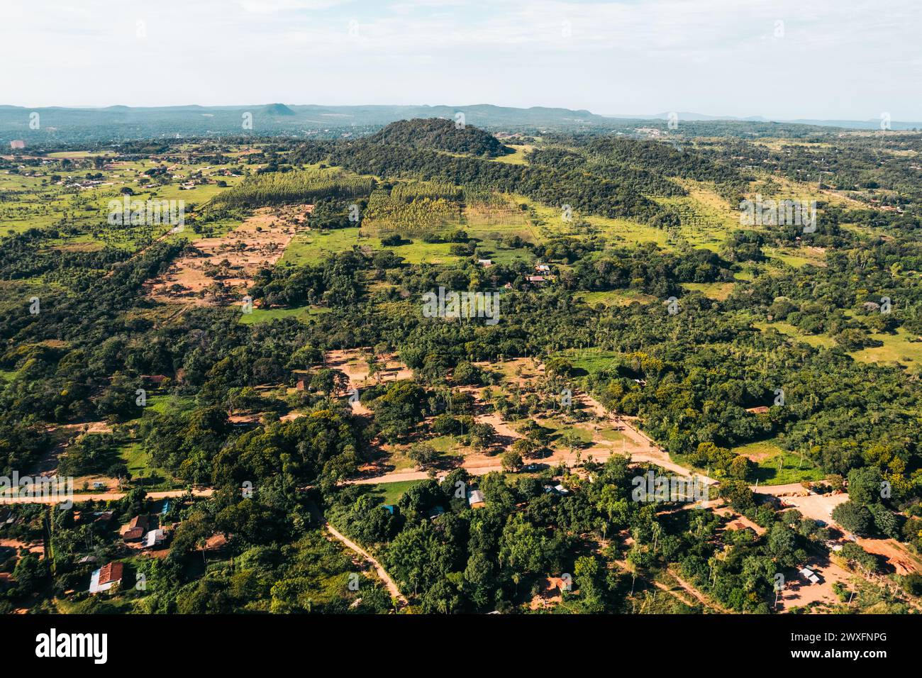 Uno scatto aereo mozzafiato rivela un paesaggio urbano in una campagna meravigliosamente catturata dall'alto, offrendo una prospettiva unica sulla vita della città Foto Stock