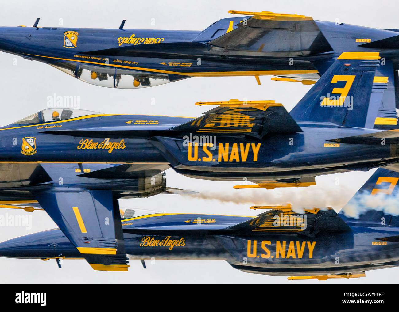 Gli US Navy Blue Angels, in stretta formazione, al Miramar Airshow del 2023 a Miramar, California. Foto Stock