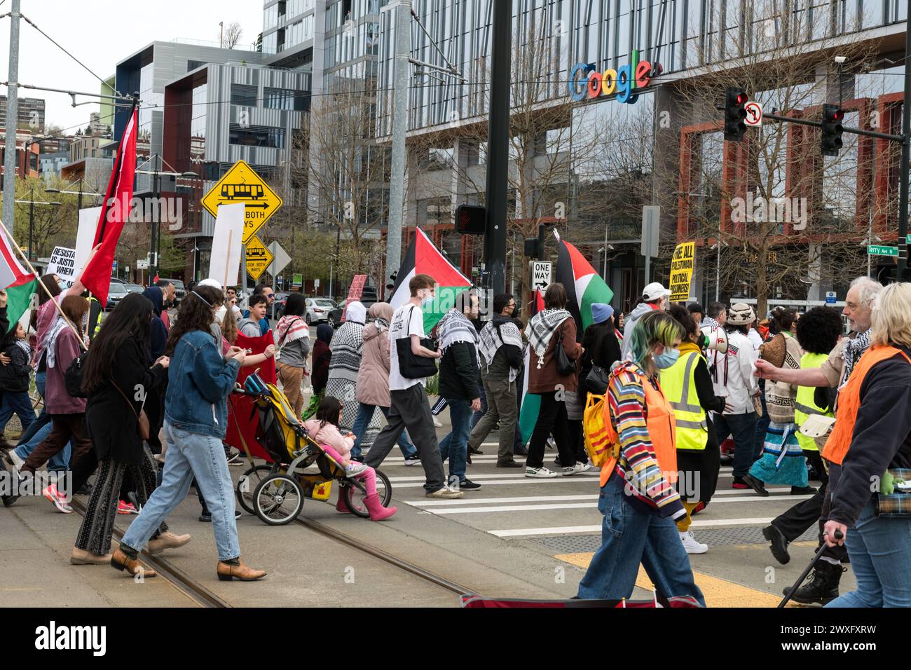 Seattle, Stati Uniti. 30 marzo 2024. I manifestanti pro Palestine si sono riuniti nel cuore del quartiere tecnologico di Seattle subito dopo le 14:00 nel South Lake Union Park per la marcia Land Day. Il Land Day è un giorno di commemorazione degli eventi del 1976. In quell'anno israeliano ha annunciato piani per confiscare la terra per scopi statali. Gli attivisti si sono riuniti a Seattle per mesi chiedendo un cessate il fuoco immediato a Gaza. Manifestazioni e proteste sono state in tutto il mondo a seguito del conflitto in corso. Crediti: James Anderson/Alamy Live News Foto Stock