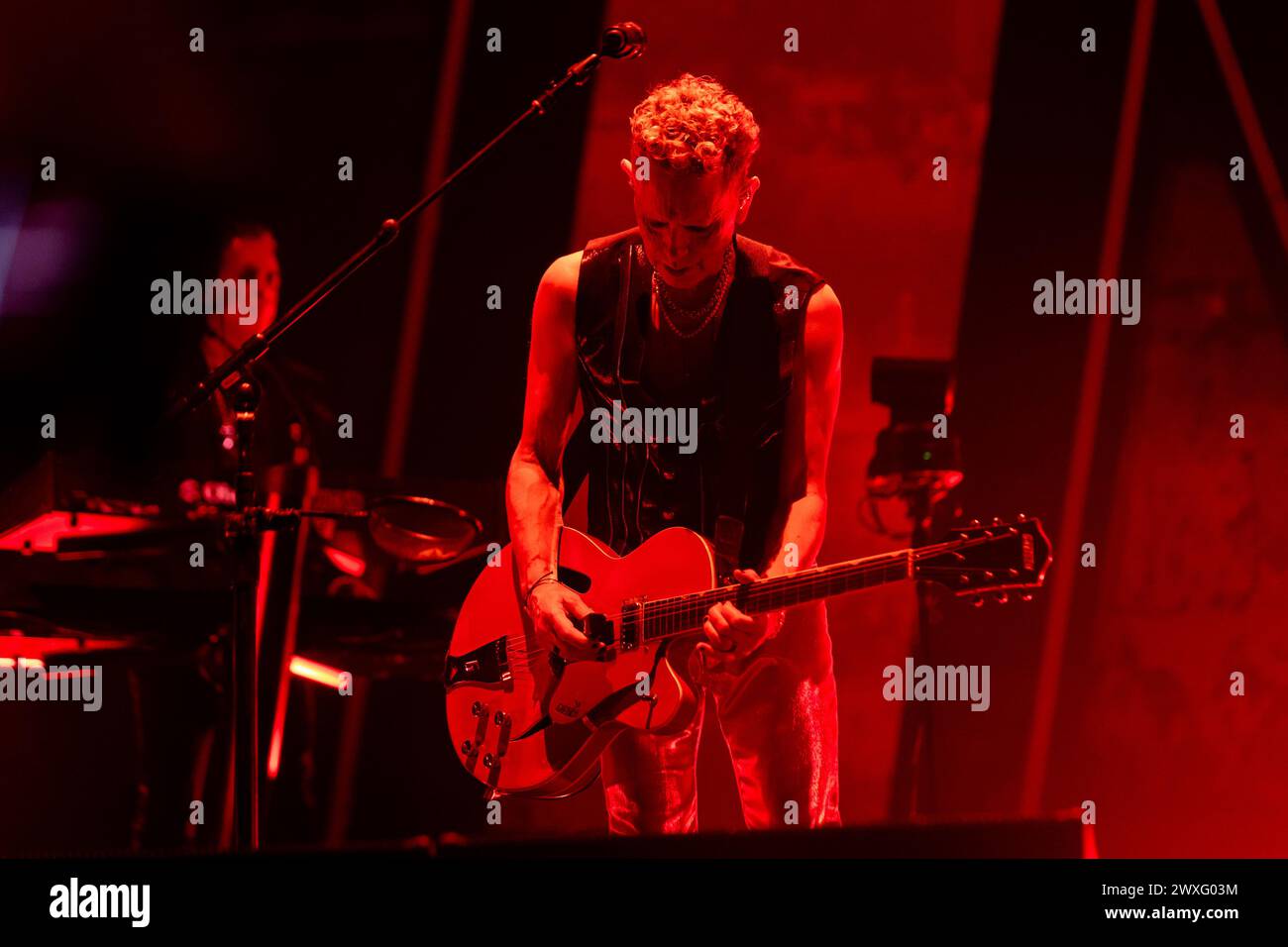 Milano, Italia. 30 marzo 2024. Martin Gore dei Depeche Mode si esibisce dal vivo al Mediolanum Forum di Milano. (Foto di Mairo Cinquetti/SOPA Images/Sipa USA) credito: SIPA USA/Alamy Live News Foto Stock