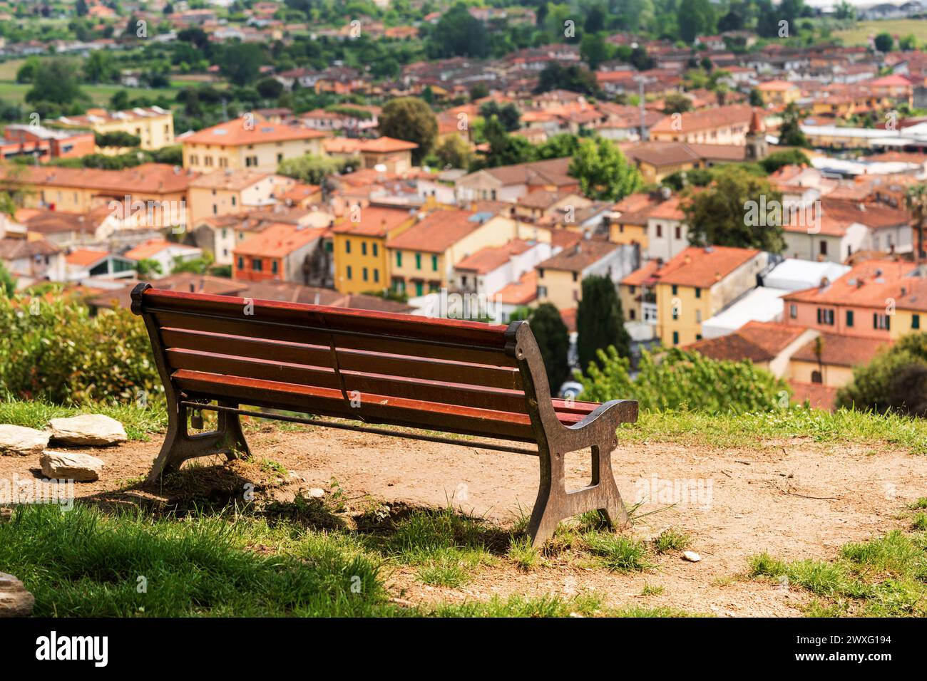 Splendida vista dalla montagna sulla città italiana, con panchina in legno Foto Stock