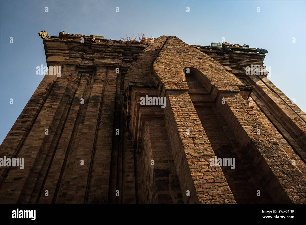 Ponagar o Thap Ba po Nagar è una torre del tempio di Cham vicino alla città di Nha Trang in Vietnam. Vista verticale del tempio di Ponagar. Foto Stock