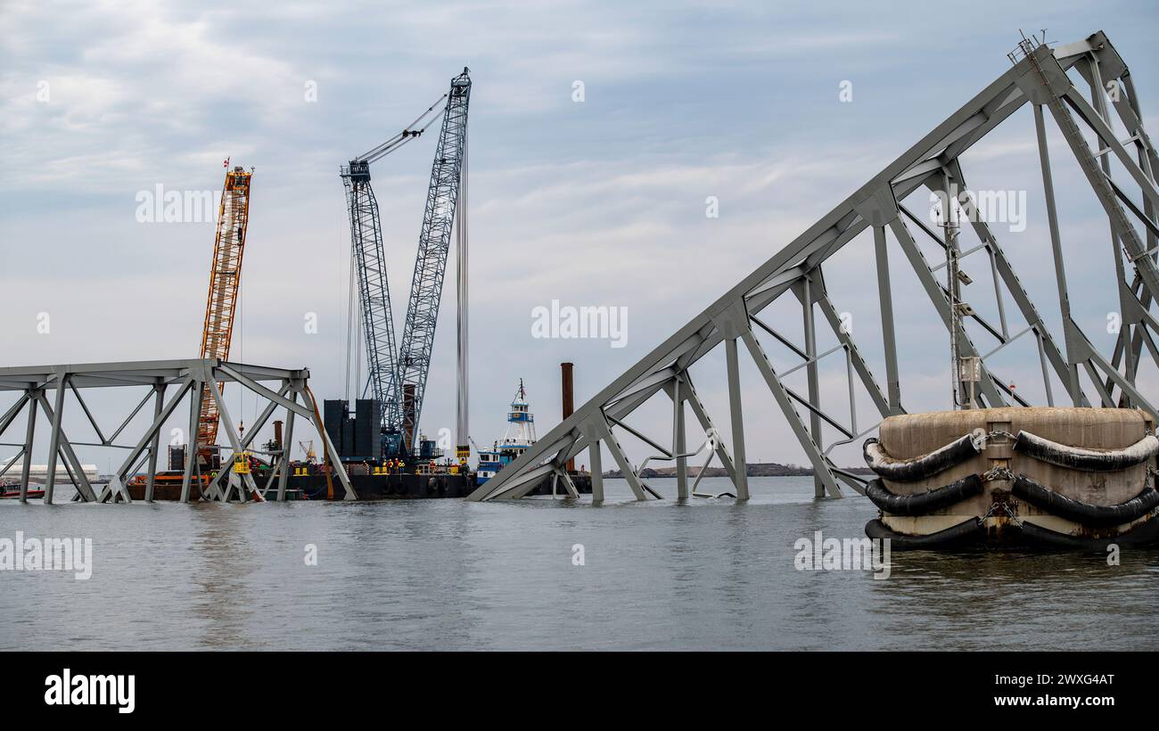 Le operazioni di salvataggio sul Francis Scott Key Bridge iniziarono il 30 marzo 2024 a Baltimora, Maryland. Le squadre di recupero utilizzano una torcia da taglio esotermica per separare sistematicamente sezioni del ponte in acciaio, che verrà portata in un sito di smaltimento. (Foto della Guardia Costiera degli Stati Uniti del sottufficiale di terza classe Kimberly Reaves) Foto Stock