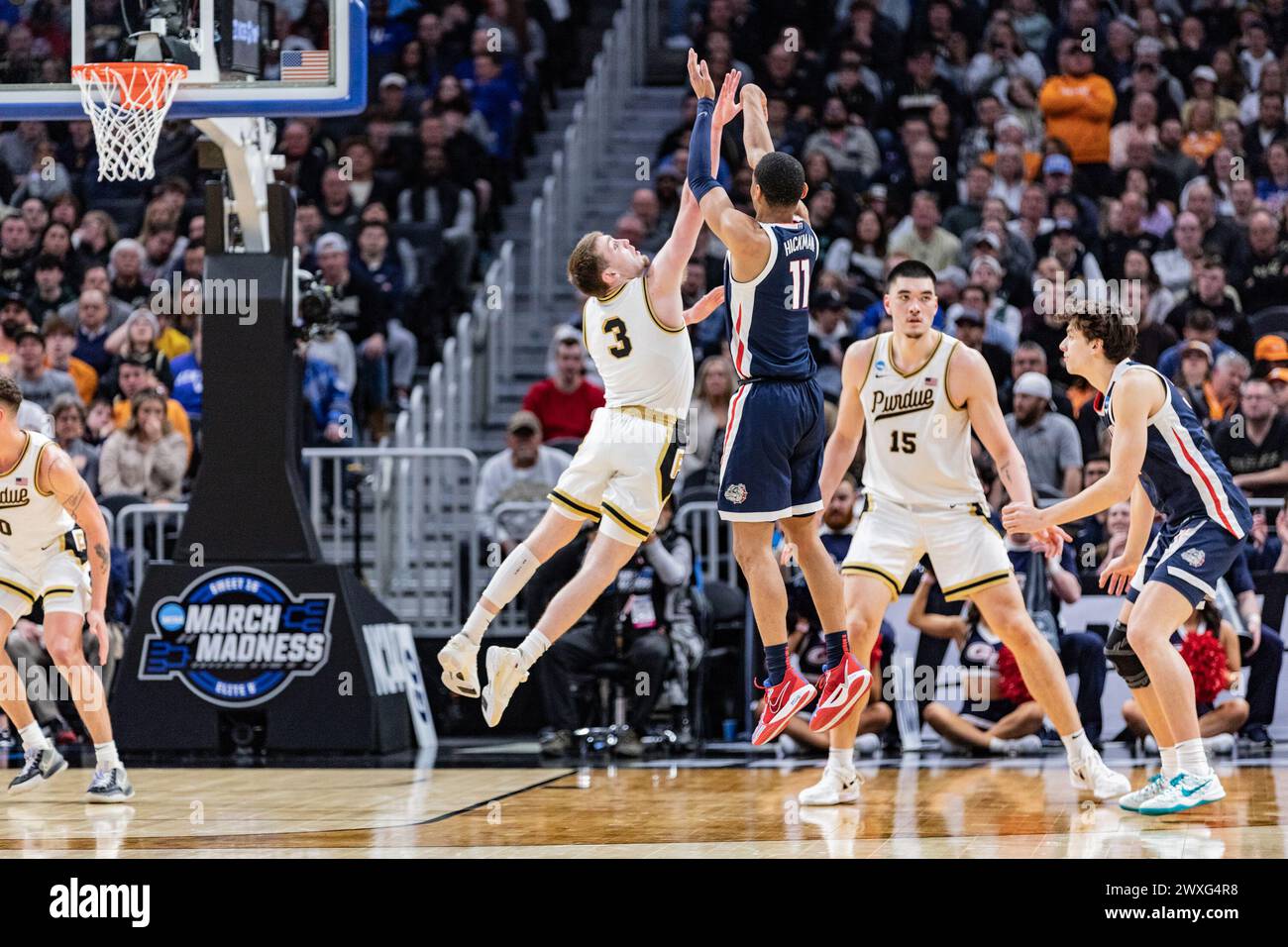 Detroit, Stati Uniti. 29 marzo 2024. Nolan Hickman (R) dei Gonzaga Bulldogs in azione contro Braden Smith (L) dei Purdue Boilermakers nel Sweet 16 round del Torneo di pallacanestro maschile NCAA alla Little Caesars Arena. Punteggio finale; Purdue 80:68 Gonzaga credito: SOPA Images Limited/Alamy Live News Foto Stock