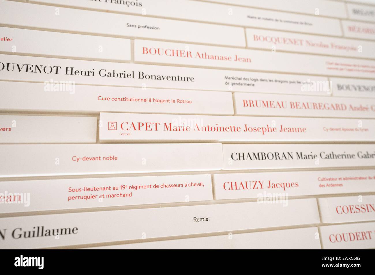 La Conciergerie Hall of Names - 4.000 nomi dei prigionieri (in rosso: Quelli condannati a morte, in nero: Prigionieri o assolti). Foto Stock