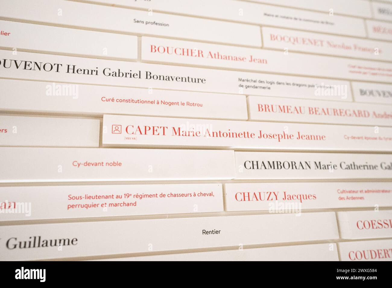 La Conciergerie Hall of Names - 4.000 nomi dei prigionieri (in rosso: Quelli condannati a morte, in nero: Prigionieri o assolti). Foto Stock