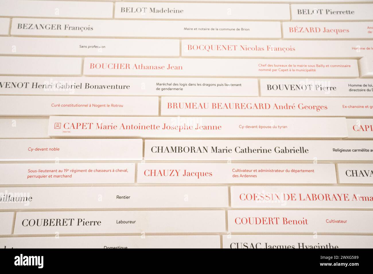 La Conciergerie Hall of Names - 4.000 nomi dei prigionieri (in rosso: Quelli condannati a morte, in nero: Prigionieri o assolti). Foto Stock