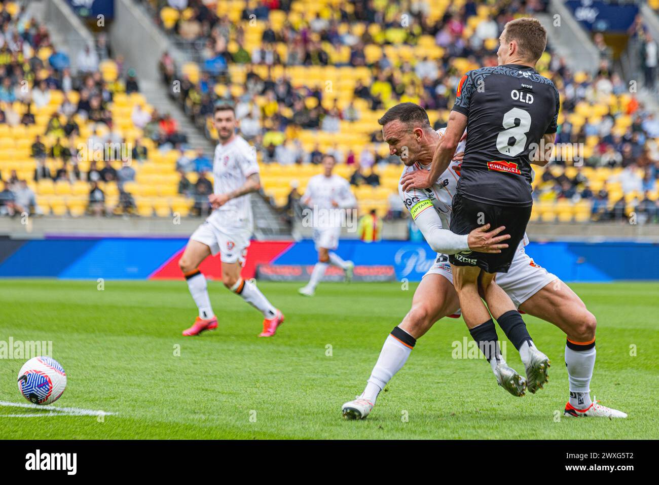 Wellington, nuova Zelanda. 31sr marzo 2024. A-League - Wellington Phoenix vs. Brisbane Roar. Domenica 31 marzo 2024. Il difensore dei Brisbane Roar Thomas Aldred blocca il centrocampista del Wellington Phoenix dal raggiungere la palla durante la partita di A-League tra Wellington Phoenix e Brisbane Roar. Crediti: James Foy/Alamy Live News Foto Stock