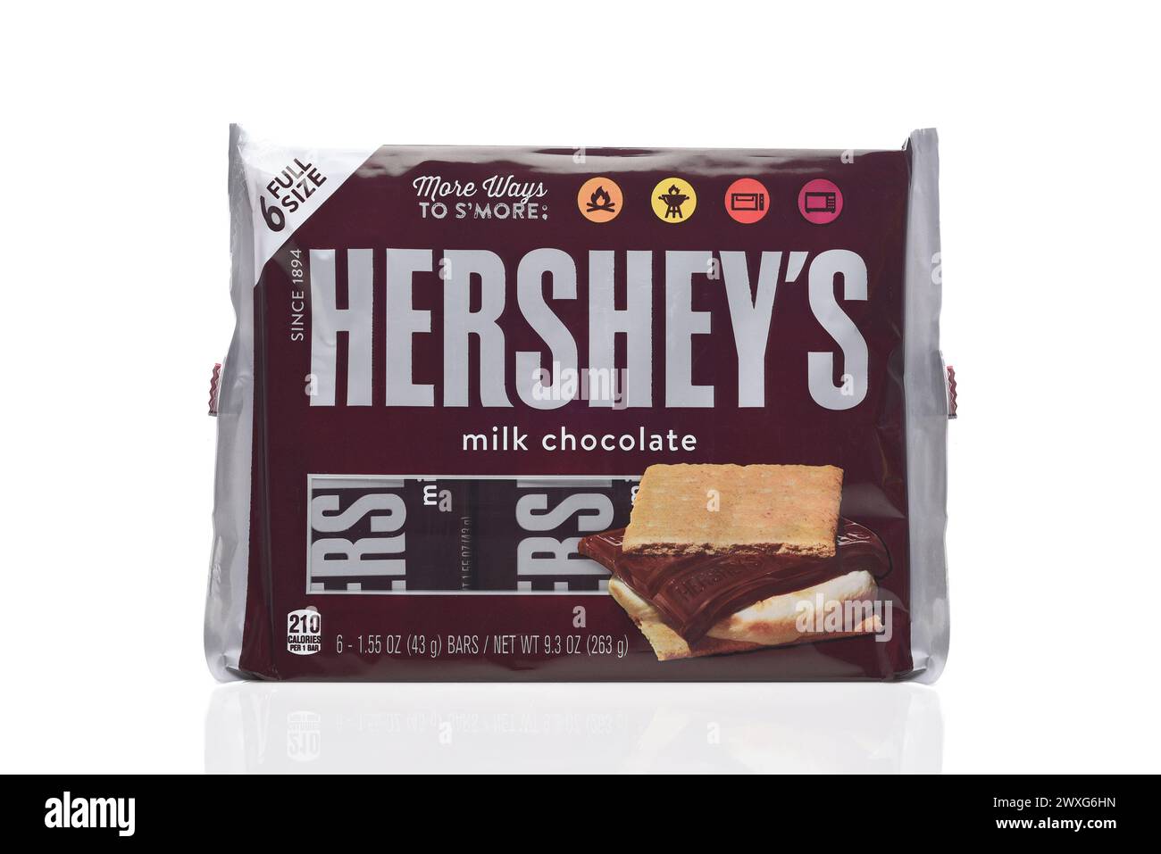 IRVINE, CALIFORNIA - 28 Mar 2024: Una confezione di 6 barrette di cioccolato al latte Hershey di dimensioni standard. Foto Stock