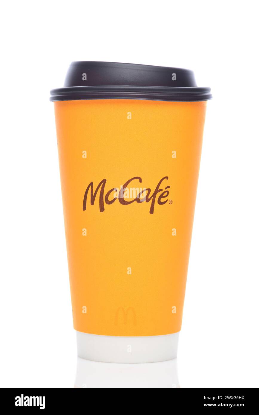 IRVINE, CALIFORNIA - 30 Mar 2024: Una tazza di caffè usa e getta dal McDonalds McCafe. Foto Stock