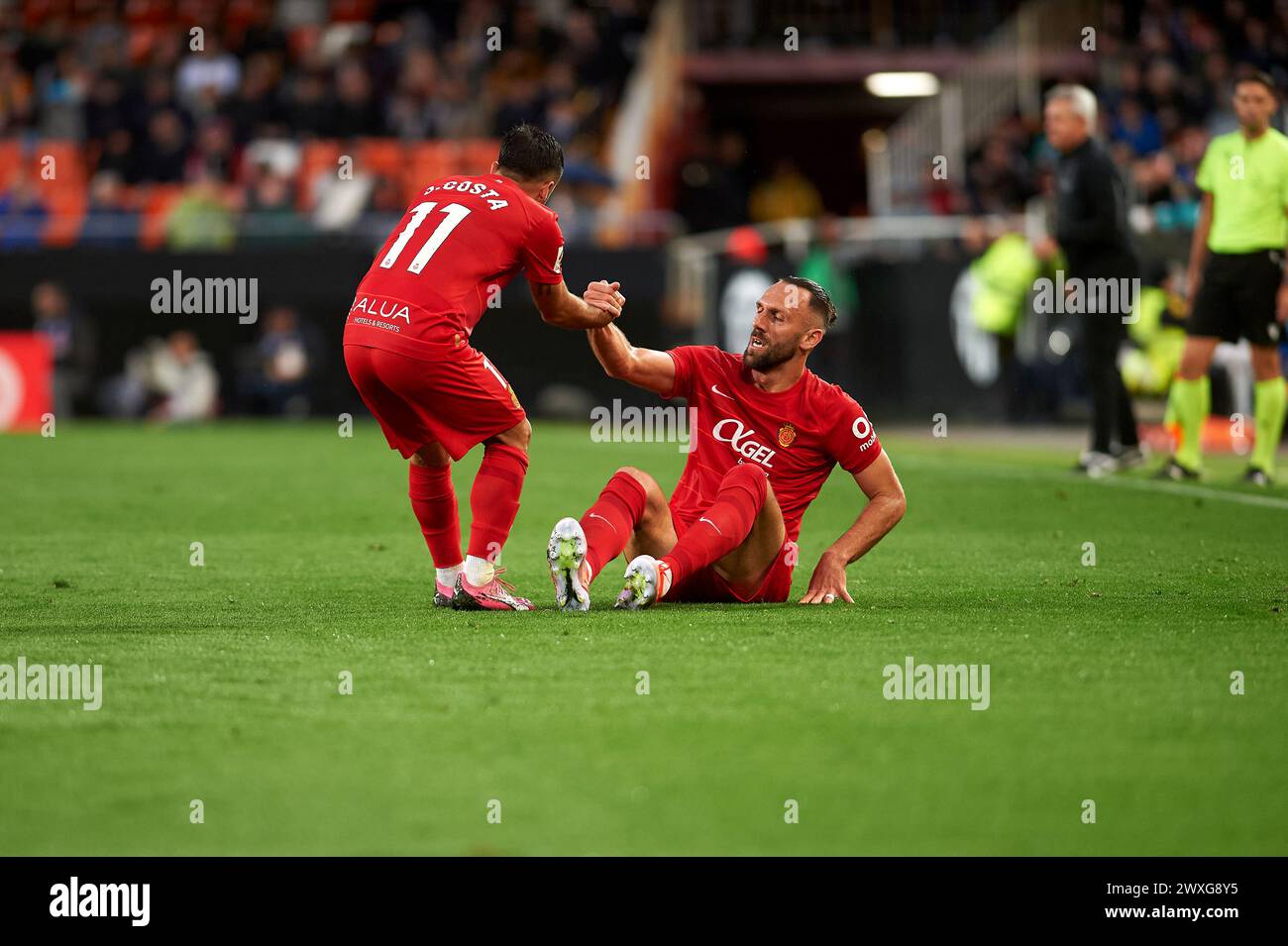 Valencia, Spagna. 30 marzo 2024. Jaume Costa di RCD Mallorca e Vedat Muriqi di RCD Mallorca in azione durante la Liga EA Sport Regular Season Round 30 allo Stadio Mestalla. Punteggio finale: Valencia CF 0 : 0 RCD Mallorca credito: SOPA Images Limited/Alamy Live News Foto Stock