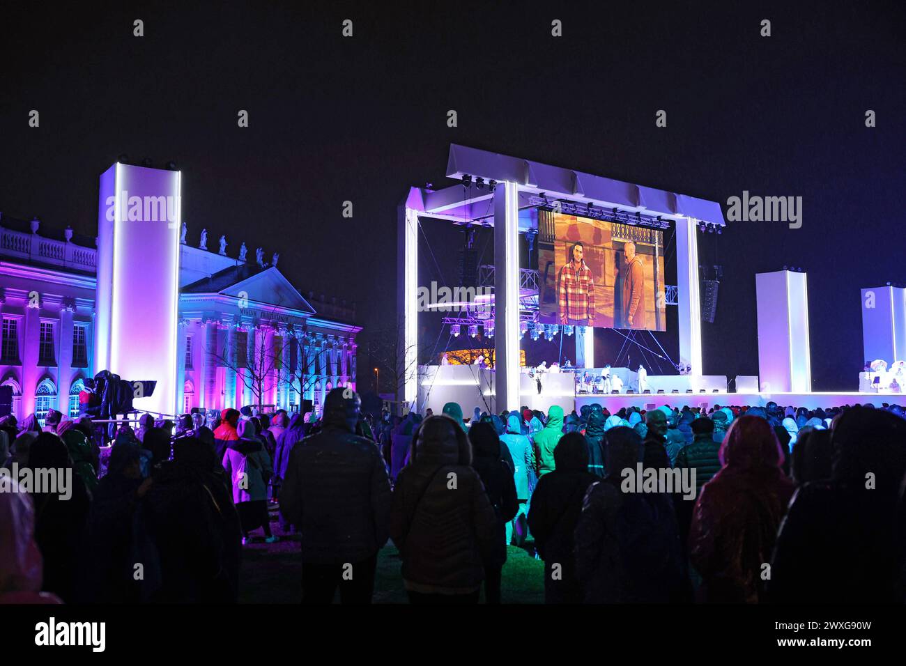 MIT grossem Staraufgebot Hat der TV-Sender RTL am Mittwochabend 27.03.2024 in der Kasseler Innenstadt eine moderne Version der Leidensgeschichte Jesu inszeniert. Foto: Auf der Leinwand von links: Timur Uelker Ülker als Petrus und Jesus Darsteller Unter dem Titel Die Passion - Die groesste Geschichte aller Zeiten erzaehlte Die Show in einer modernen Auffuehrung mit zahlreichen Popsongs Die letzten Tage im Leben von Jesus Christus. ALS Erzaehler fuehrte Schauspieler Hannes Jaenicke durch die Ostergeschichte. Weitere prominente Darsteller waren unter anderem Nadja Benaissa als Maria, Ben Bluemel Foto Stock