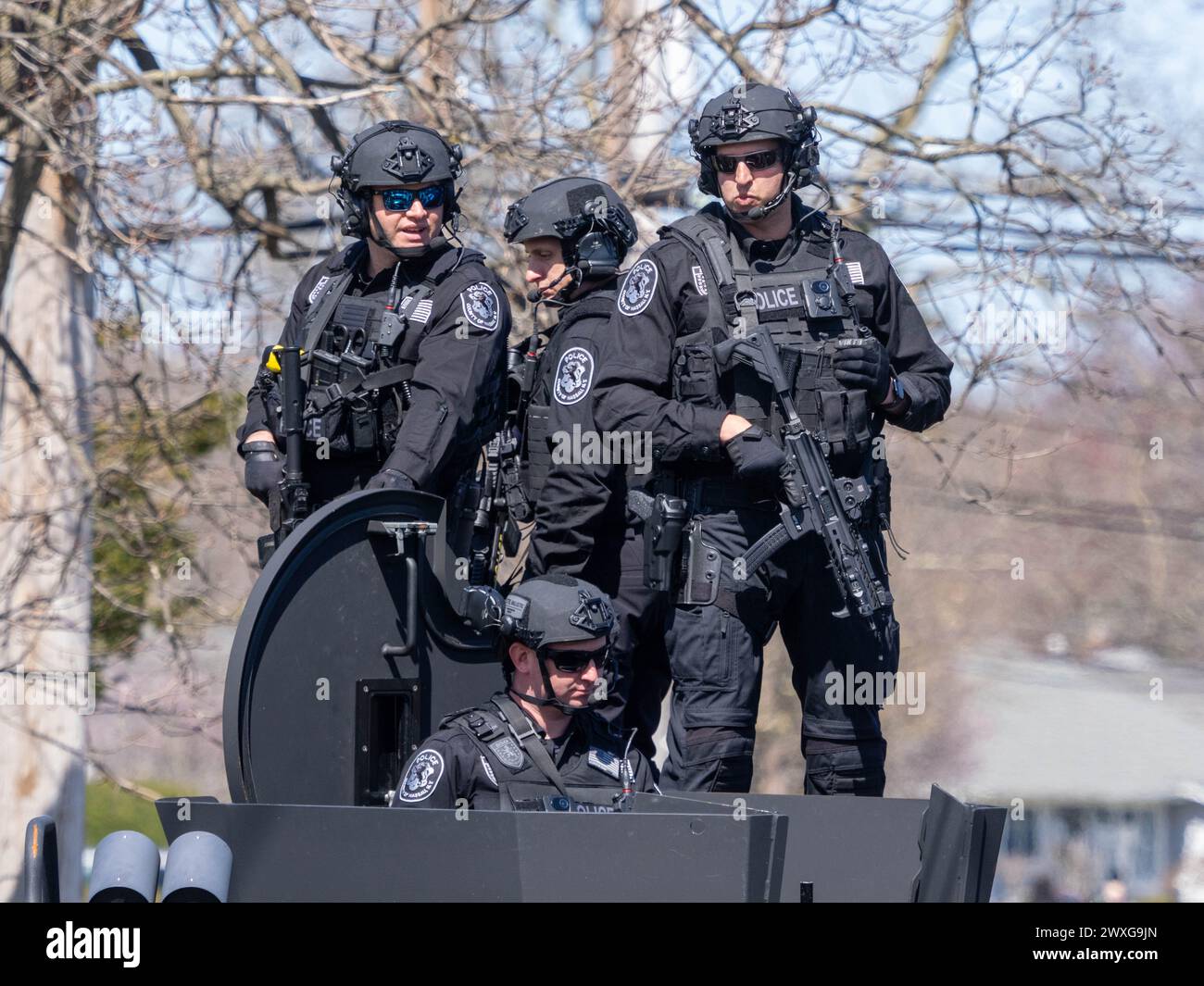New York, Stati Uniti. 30 marzo 2024. Unità antiterrorismo sono state viste proteggere la zona. Il funerale per l'agente caduto della polizia di New York Jonathan Diller si è tenuto con centinaia di agenti di polizia allineati davanti alla St Rosa di Lima Chiesa cattolica Toman. Secondo i rapporti della polizia, l'agente Diller, di 31 anni, e il suo partner stavano facendo una fermata per un'auto parcheggiata illegalmente a far Rockaway. Durante l'incontro, un individuo nel veicolo brandiva un'arma da fuoco e la puntava agli ufficiali, provocando uno scambio di colpi di arma da fuoco. Credito: SOPA Images Limited/Alamy Live News Foto Stock