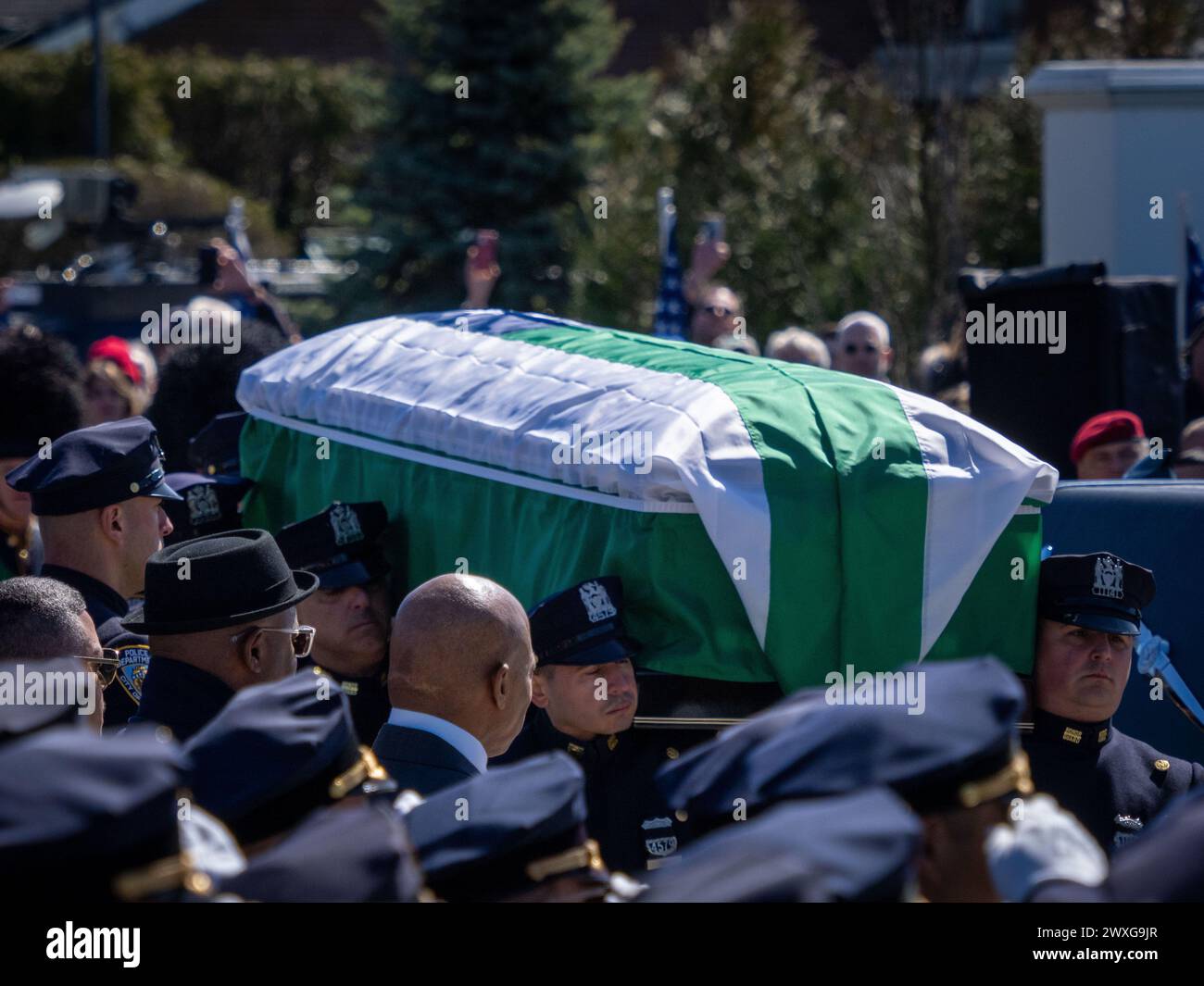 New York, Stati Uniti. 30 marzo 2024. La polizia di New York cammina la bara dal focolare alla chiesa. Il funerale per l'agente caduto della polizia di New York Jonathan Diller si è tenuto con centinaia di agenti di polizia allineati davanti alla St Rosa di Lima Chiesa cattolica Toman. Secondo i rapporti della polizia, l'agente Diller, di 31 anni, e il suo partner stavano facendo una fermata per un'auto parcheggiata illegalmente a far Rockaway. Durante l'incontro, un individuo nel veicolo brandiva un'arma da fuoco e la puntava agli ufficiali, provocando uno scambio di colpi di arma da fuoco. Credito: SOPA Images Limited/Alamy Live News Foto Stock