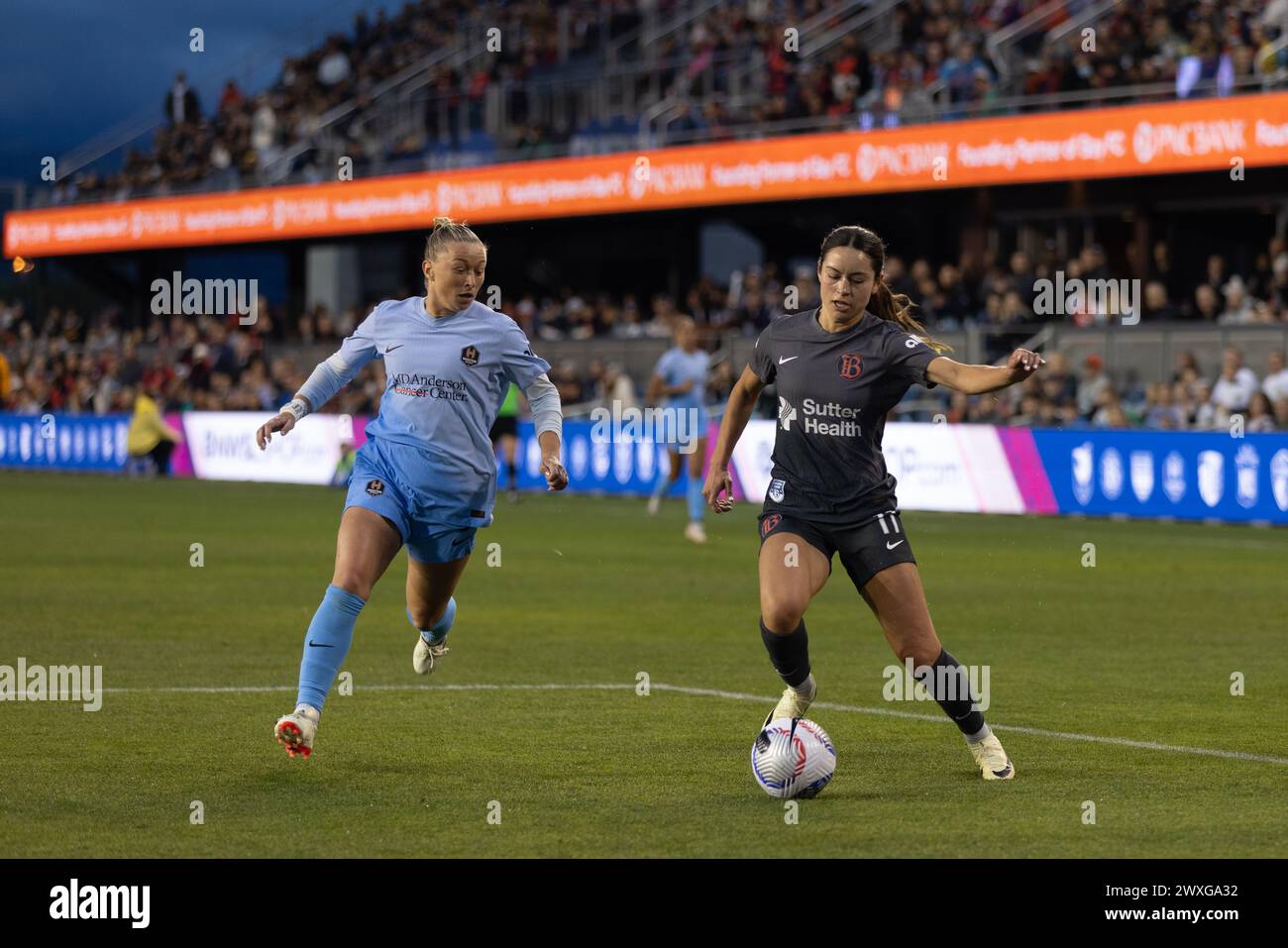 L'attaccante del Bay FC Scarlett Camberos (11) e l'attaccante dello Houston Dash Courtney Petersen (8) inseguono la palla durante una partita di calcio femminile della NWSL, sabato 30 marzo 2024, a San Jose, Calif. (Jack Rowan/immagine dello sport) Foto Stock