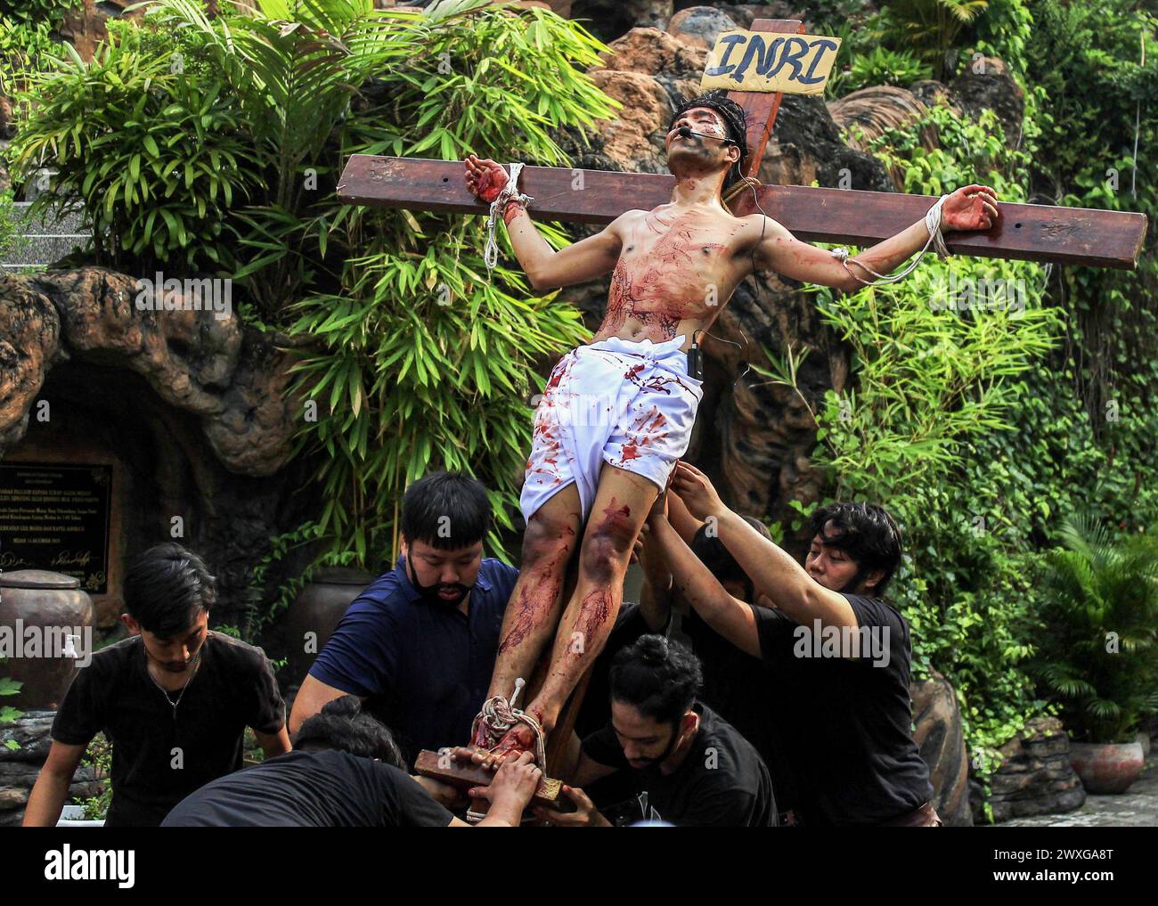 Medan, Indonesia. 29 marzo 2024. Un certo numero di cristiani celebrano il venerdì Santo prima di Pasqua tenendo una via Crucis, dove una delle congregazioni agisce come Gesù Cristo, che sarà crocifisso nel cortile della Chiesa cattolica della Cattedrale di Medan. (Foto di Kartik Byma/SOPA Images/Sipa USA) credito: SIPA USA/Alamy Live News Foto Stock