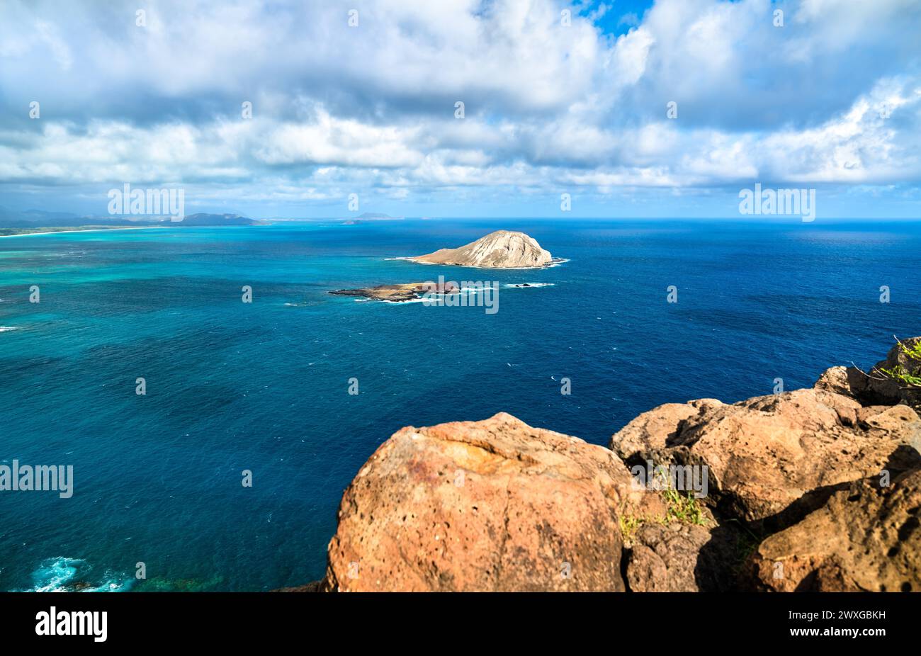 Manana Island e Kaohikaipu Islet viste da Makapuu Point sul lato orientale dell'isola di Oahu nelle Hawaii, USA Foto Stock