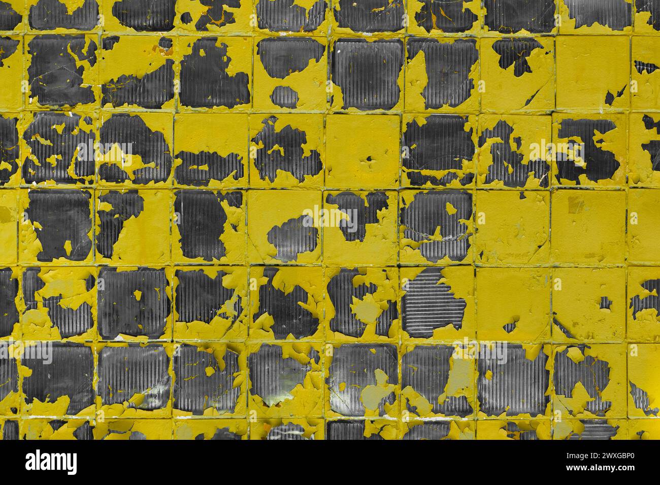 Vernice lucida Old Peeling gialla struttura di sfondo astratta vibrante con motivo a mosaico quadrato struttura di sfondo con superficie in vetro. Foto Stock