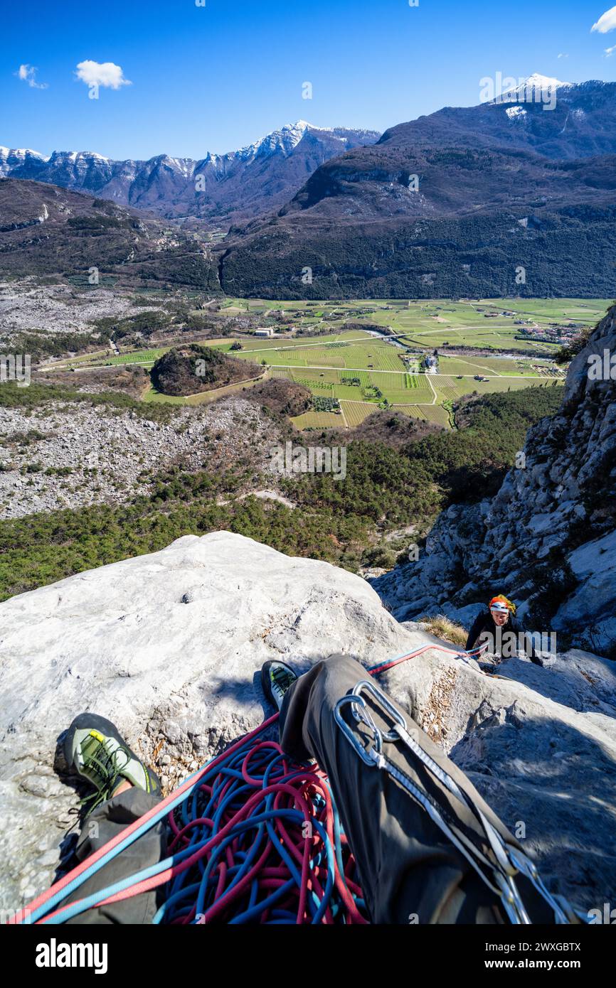 Arrampicata nella valle di Arco, Trentino, Italia Foto Stock