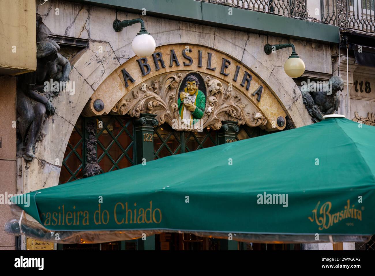 Opere d'arte sopra l'ingresso di Un brasileira do chiado, un caffè famos a Lisbona, Portogallo. 2 febbraio 2024. Foto Stock