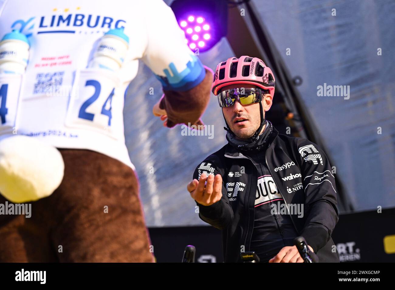 Anversa, Belgio. 31 marzo 2024. L'italiano Alberto Bettiol di EF Education-EasyPost è raffigurato per ricevere un uovo di Pasqua da una mascotte coniglietta all'inizio della gara maschile della 'Ronde van Vlaanderen/ Tour des Flandres/ Tour of Flanders', 270 km da Anversa a Oudenaarde, domenica 31 marzo 2024. BELGA PHOTO LAURIE DIEFFEMBACQ credito: Belga News Agency/Alamy Live News Foto Stock