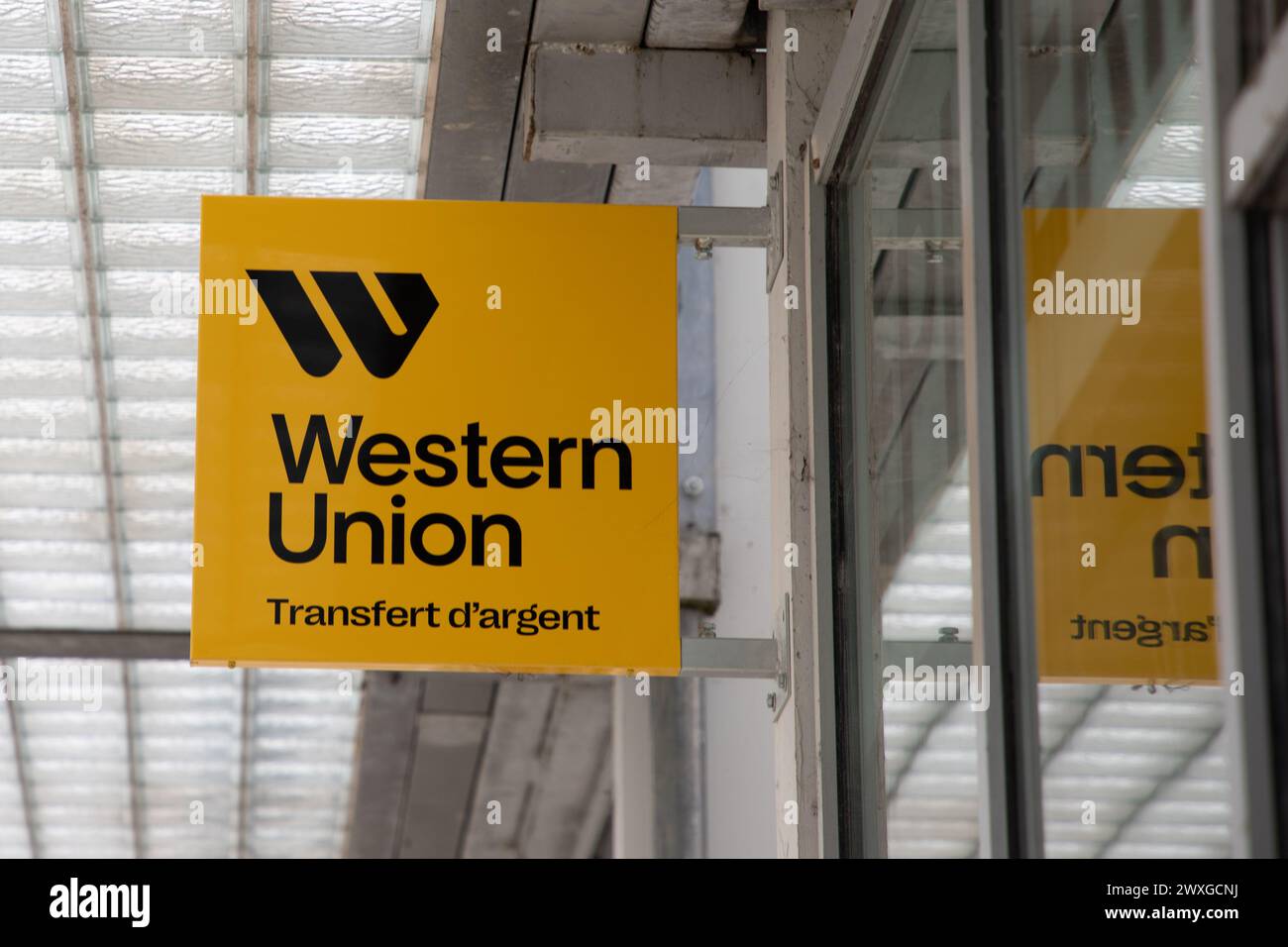 Bordeaux , Francia - 03 28 2024 : testo del cartello Western Union e logo del marchio wu, facciata gialla della società americana di servizi finanziari Foto Stock