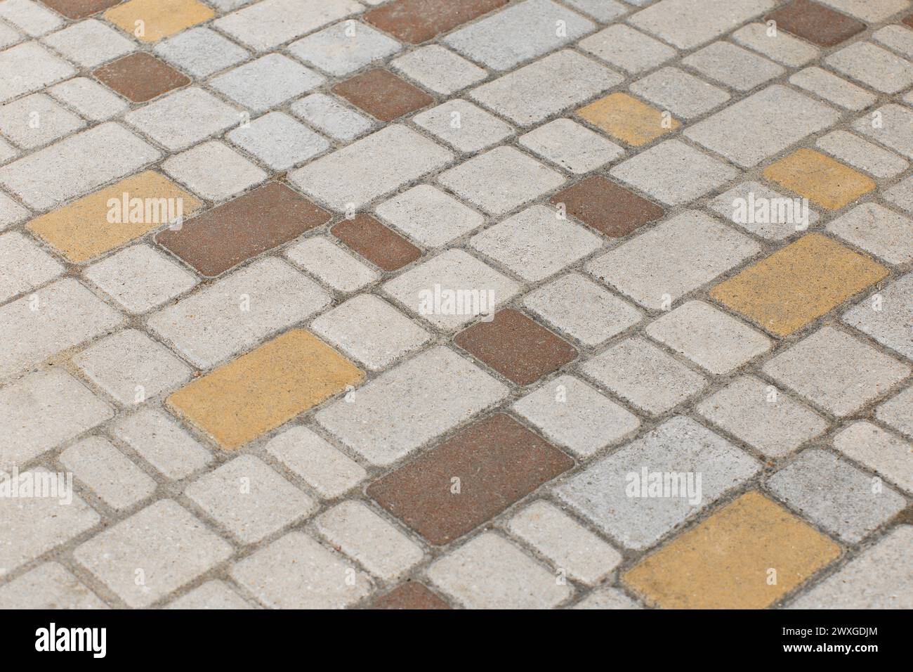 Pavimentazione di colore chiaro piastrelle per pavimenti in pietra motivo stradale texture sfondo Mosaico strada urbana. Foto Stock