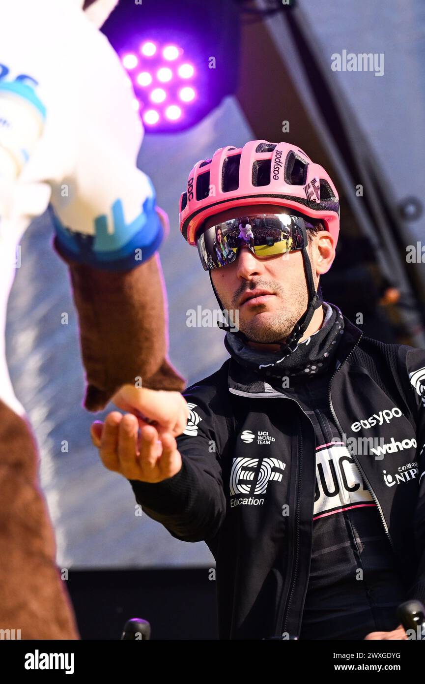 Anversa, Belgio. 31 marzo 2024. L'italiano Alberto Bettiol di EF Education-EasyPost nella foto si prende una sorpresa del coniglietto pasquale al via della gara maschile della 'Ronde van Vlaanderen/ Tour des Flandres/ Tour of Flanders', 270 km da Anversa a Oudenaarde, domenica 31 marzo 2024. BELGA PHOTO LAURIE DIEFFEMBACQ credito: Belga News Agency/Alamy Live News Foto Stock