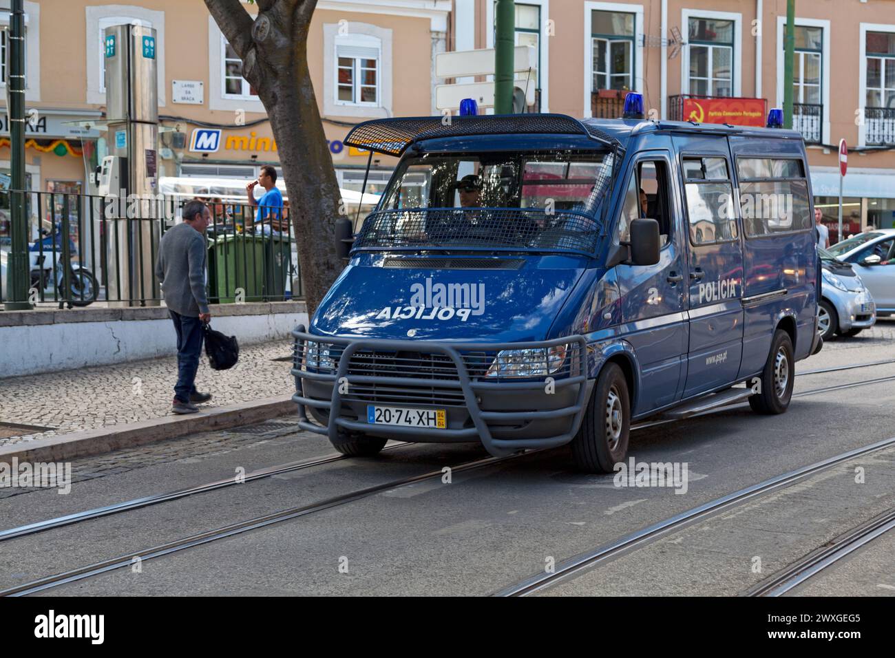 Lisbona, Portogallo - 1 giugno 2018: Pattugliamento di furgoni della polizia nella città vecchia. Foto Stock