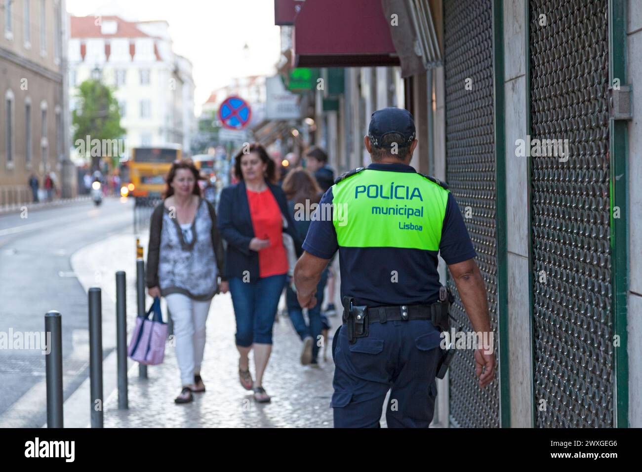 Lisbona, Portogallo - 1 giugno 2018: Ufficiale di polizia della "Polícia Municipal" (polizia locale), che pattuglia la strada. Foto Stock