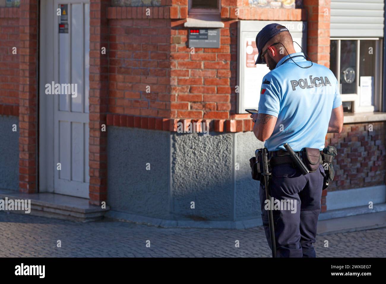 Lisbona, Portogallo - 01 giugno 2018: Ufficiale di polizia a Jardim de Roque Gameiro. Foto Stock