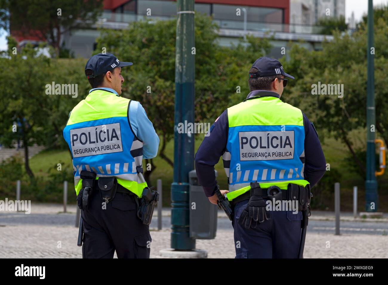 Lisbona, Portogallo - 01 giugno 2018: Due agenti di polizia della "Polícia de Seguranza Pública" di pattuglia. Foto Stock